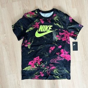 NWT Nike Graphic Tee Size L